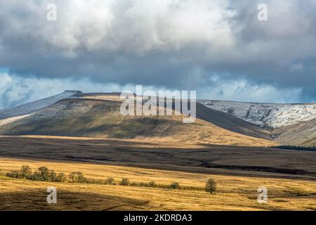 Le paysage des Brecon Beacons du sud du pays de Galles en hiver, montrant Corn du Banque D'Images