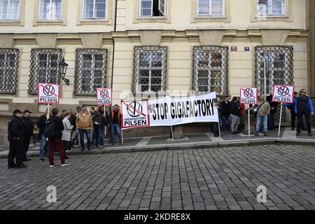 Prague, République tchèque. 08th novembre 2022. Manifestation d'écoles d'aviation et d'aéroclubs de Plzen devant l'ambassade d'Allemagne à Prague, République tchèque, mardi, 8 novembre 2022, Sur la construction possible d'une usine Volkswagen à Line près de Plzen. Crédit : Katerina Sulova/CTK photo/Alamy Live News Banque D'Images