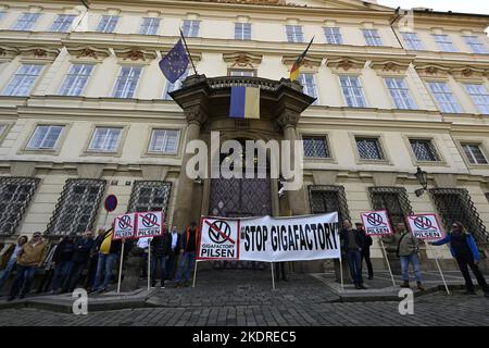 Prague, République tchèque. 08th novembre 2022. Manifestation d'écoles d'aviation et d'aéroclubs de Plzen devant l'ambassade d'Allemagne à Prague, République tchèque, mardi, 8 novembre 2022, Sur la construction possible d'une usine Volkswagen à Line près de Plzen. Crédit : Katerina Sulova/CTK photo/Alamy Live News Banque D'Images