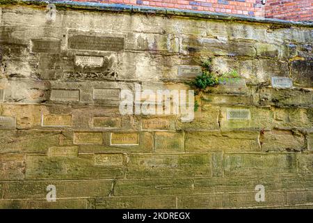 Une exposition fascinante de plaques de niveau inondation datant de plus d'un siècle à la cathédrale Watergate à Worcester, Worcestershire, Angleterre, Royaume-Uni Banque D'Images