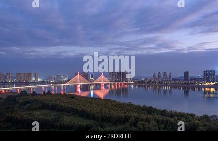 Pont de la ville de Qingyuan la nuit Banque D'Images