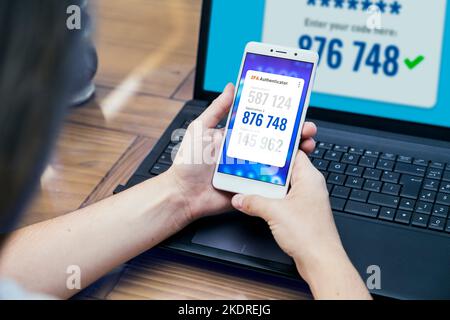 2FA authentification à deux facteurs sur ordinateur portable et application de téléphone mobile. Authentification en 2 étapes, deux étapes concept de mot de passe de code de vérification. Banque D'Images