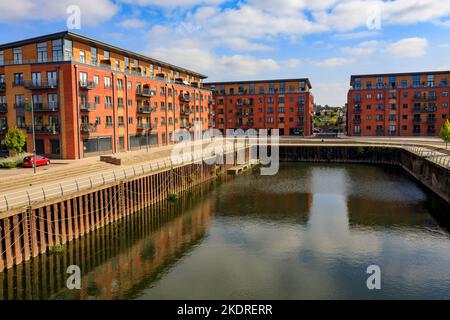 L'ancien quai de Diglis à Worcester est maintenant entouré de blocs de logements modernes sur les rives de la rivière Severn, Worcestershire, Angleterre, Royaume-Uni Banque D'Images