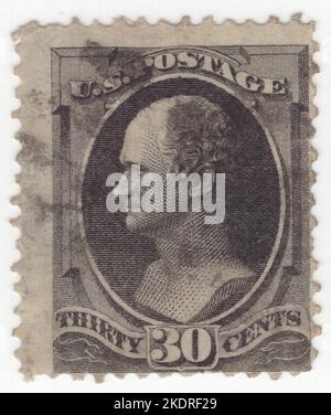 USA - 1873: Timbre-poste gris-noir de 30 cents représentant le portrait d'Alexander Hamilton, révolutionnaire américain, homme d'État et père fondateur des États-Unis. Il a été un interprète influent et promoteur de la Constitution des États-Unis, et a été le fondateur du Parti fédéraliste, du système financier national, de la Garde côtière des États-Unis, et du New York Post Journal. En tant que premier secrétaire au trésor, Hamilton était le principal auteur des politiques économiques de l'administration du président George Washington Banque D'Images