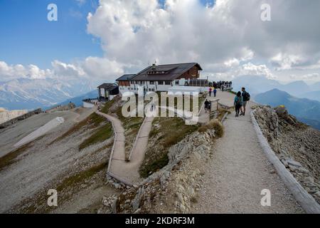 CORTINA d'AMPEZZO, ITALIE, 9 SEPTEMBRE 2021 - vue du refuge Lagazuoi dans les Dolomites près de Cortina d'Ampezzo, Italie. Banque D'Images