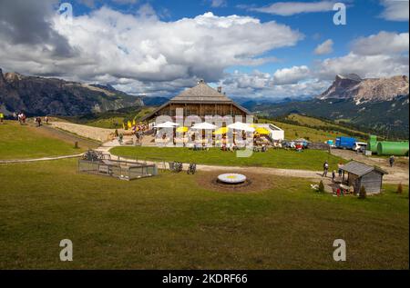 SAN CASSIANO, ITALIE, 31 AOÛT 2021 - vue sur le refuge de Pralongià, vallée de Badia, Tyrol du Sud, Italie. Banque D'Images