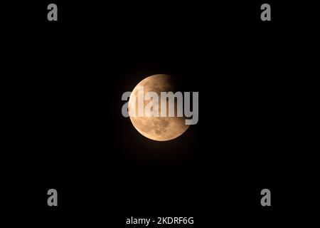 Katmandou, ne, Népal. 8th novembre 2022. La lune est vue au cours d'une éclipse lunaire totale de Chobar à Katmandou, au Népal, sur 8 novembre 2022. (Image de crédit : © Aryan Dhimal/ZUMA Press Wire) Banque D'Images