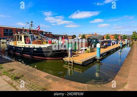 Une collection colorée de bateaux étroits et autres dans le bassin de Diglis sur le canal de Worcester & Birmingham, Worcestershire, Angleterre, Royaume-Uni Banque D'Images