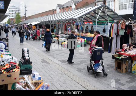 Le marché extérieur à West Bromwich High Street. Banque D'Images