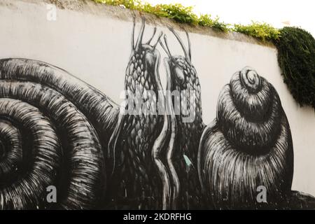 Une fresque de deux escargots sur un mur dans la vieille ville, Lagos, Algarve, Portugal Banque D'Images