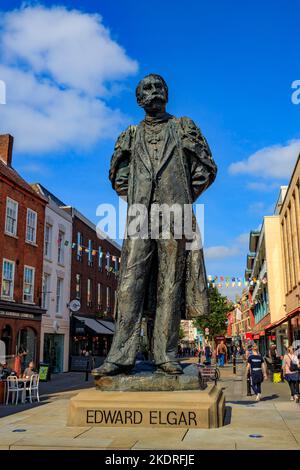 Une imposante statue de Sir Edward Elgar dans High Street, Worcester, Worcestershire, Angleterre, Royaume-Uni Banque D'Images