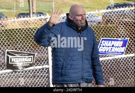 Pittsburgh, États-Unis. 08th novembre 2022. Le candidat démocratique au Sénat John Fetterman fait la vague alors qu'il arrive à l'église baptiste de New Hope pour voter le jour de l'élection, mardi, 8 novembre 2022 à Braddock, Pennsylvanie. Photo par Archie Carpenter/UPI crédit: UPI/Alay Live News Banque D'Images