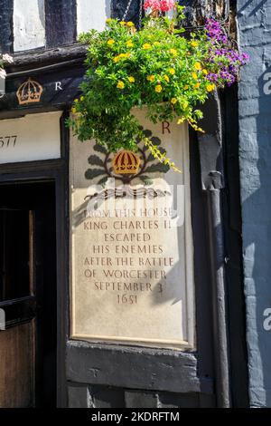Un panneau commémoratif devant le pub King Charles II à New Street, Worcester, Worcestershire, Angleterre, Royaume-Uni Banque D'Images