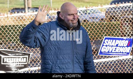 Pittsburgh, États-Unis. 08th novembre 2022. Le candidat démocratique au Sénat John Fetterman fait la vague alors qu'il arrive à l'église baptiste de New Hope pour voter le jour de l'élection, mardi, 8 novembre 2022 à Braddock, Pennsylvanie. Photo par Archie Carpenter/UPI crédit: UPI/Alay Live News Banque D'Images