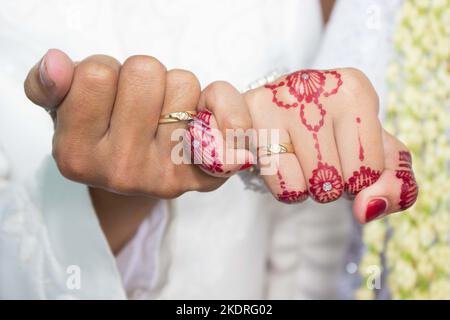 présentation d'un anneau avec un concept unifié. Concept de jeune famille musulmane dans le mariage. Banque D'Images