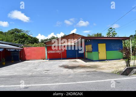 'Le lieu ! ! ! Scrunter Forest, un espace de divertissement et d'événements en plein air situé sur la route principale de Toco à Sangre Grande, Trinité-et-Tobago. Banque D'Images