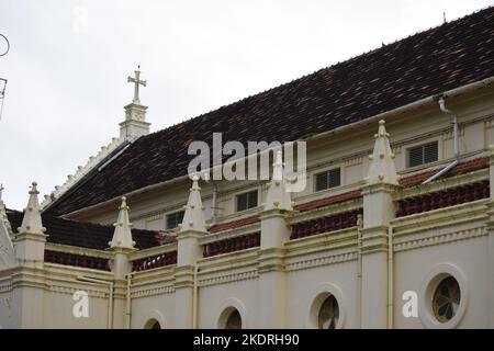 Vue latérale de la basilique Santa Cruz à fort Kochi, Kochi, Kerala. Banque D'Images