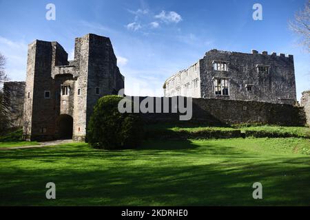 Château de Berry Pomeroy près de Totnes dans le sud du Devon, les murs extérieurs du château construits au 15th siècle avec un manoir élisabéthain plus tard ajouté Banque D'Images