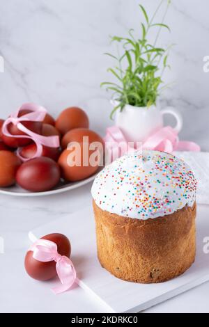 Gâteau traditionnel de pâques ou pain sucré et œufs dans une table blanche. Copier l'espace. Banque D'Images