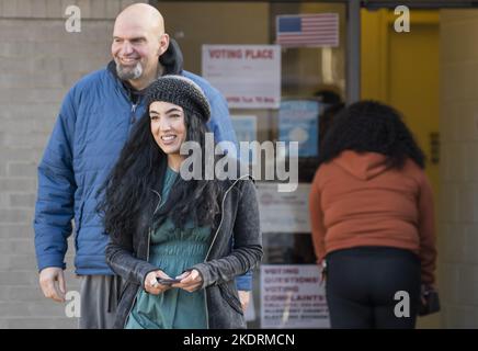 Pittsburgh, États-Unis. 08th novembre 2022. Le candidat démocratique pour le Sénat John Fetterman et son épouse Gisele quittent l'église baptiste de New Hope après avoir déposé leur bulletin le jour des élections, mardi, 8 novembre 2022 à Pittsburgh . Photo par Archie Carpenter/UPI crédit: UPI/Alay Live News Banque D'Images