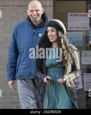 Pittsburgh, États-Unis. 08th novembre 2022. Le candidat démocratique pour le Sénat John Fetterman et son épouse Gisele quittent l'église baptiste de New Hope après avoir déposé leur bulletin le jour des élections, mardi, 8 novembre 2022 à Pittsburgh . Photo par Archie Carpenter/UPI crédit: UPI/Alay Live News Banque D'Images