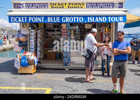 Les gens qui achètent des billets de bateau à une billetterie sur Capri foir un voyage autour de l'île à la grotte bleue Banque D'Images