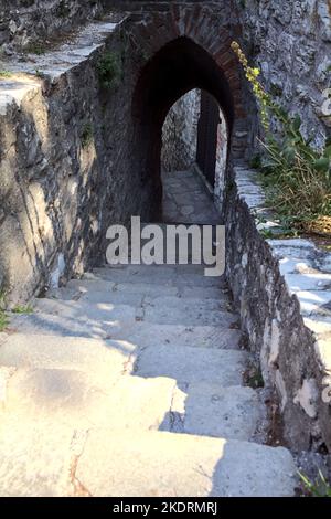 Escalier en pierre passant sous une arche dans un château Banque D'Images