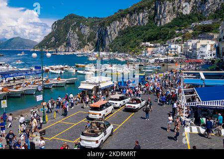 L'île de Capri montrant le port dans la ville de Capri avec des gens au premier plan. Banque D'Images