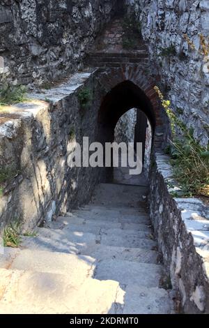 Escalier en pierre passant sous une arche dans un château Banque D'Images