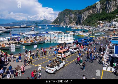 L'île de Capri montrant le port dans la ville de Capri avec des gens au premier plan. Banque D'Images