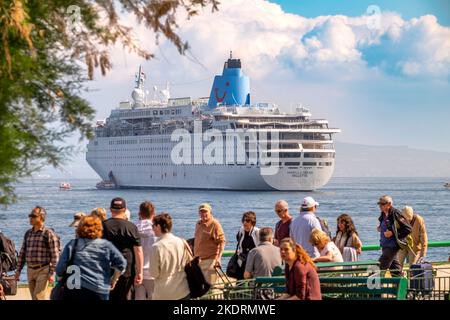 Bateau de croisière Marella Dream dans le port de Sorrento avec les vacanciers regardant Banque D'Images