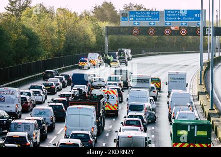 Thorpe, Royaume-Uni. 8th novembre 2022. Les agents de police de Surrey travaillent à retirer un activiste Just Stop Oil d'un portique suspendu au-dessus de l'autoroute M25 entre les jonctions 12 et 13. Il suffit de stopper le trafic sur plusieurs sites le M25 pour une deuxième journée dans le cadre de leur campagne visant à exiger que le gouvernement arrête tous les nouveaux permis et consentements de pétrole et de gaz. Crédit : Mark Kerrison/Alamy Live News Banque D'Images
