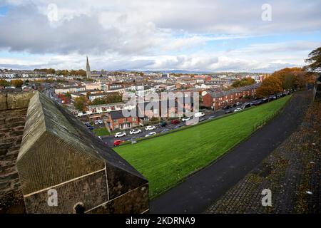 vue depuis le bastion royal sur les murs de derrys en direction de la ville et du crevassé derry londonderry, au nord de l'irlande du royaume-uni