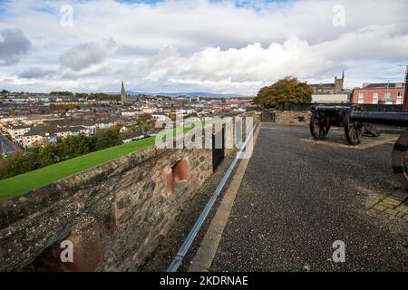 canons sur le double bastion surplombant la ville et le crevassé derry londonderry, irlande du nord, royaume-uni Banque D'Images