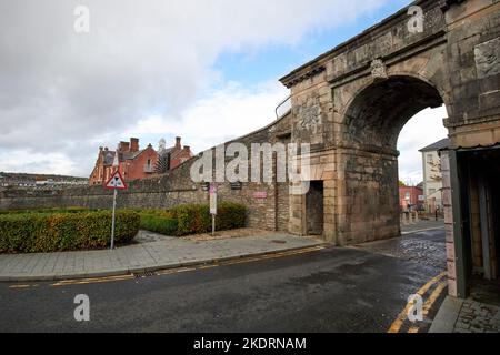 la porte des évêques l'une des quatre portes d'origine de la ville fortifiée de derry londonderry, Irlande du Nord, royaume-uni la porte d'origine a été remplacée par un tri Banque D'Images