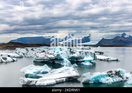 La lagune glaciaire de Jokulsarlon se forme naturellement par la fonte de l'eau glaciaire. Iceberg visible toute l'année et est la destination touristique populaire de l'Islande. Banque D'Images