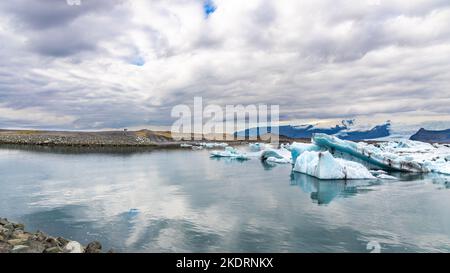 La lagune glaciaire de Jokulsarlon se forme naturellement par la fonte de l'eau glaciaire. Iceberg visible toute l'année et est la destination touristique populaire de l'Islande. Banque D'Images