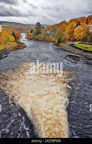 Pitlochry Perthshire Écosse Loch Faskally jet d'eau du barrage dans la rivière Tummel couleurs d'automne dans les arbres Banque D'Images