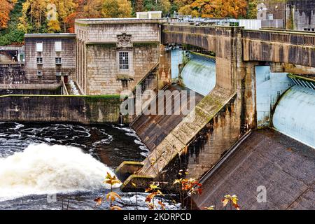 Pitlochry Perthshire Écosse Loch Faskally le barrage et la rivière Tummel en automne Banque D'Images