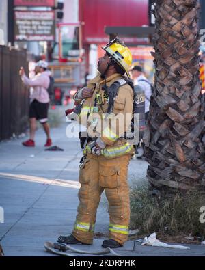 Los Angeles, CA, USA – 3 novembre 2022: Les pompiers de Los Angeles ont incendié une maison dans la rue Martel à Los Angeles, CA. Banque D'Images
