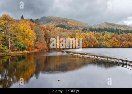 Pitlochry Perthshire Scotland Loch Faskally arbres en automne et réflexions dans l'eau Banque D'Images
