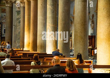 congrégation assise à l'église de Rome, Italie Banque D'Images