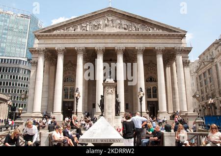 The Royal Exchange, The City, Londres, UK - les travailleurs locaux profitant du soleil sur la place en face de la Royal Exchange, qui a été créée pour allo Banque D'Images