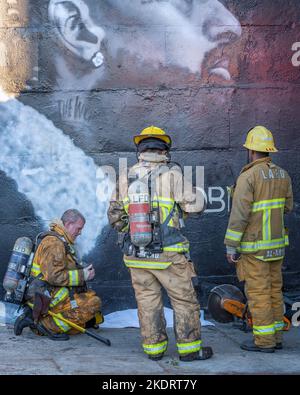 Los Angeles, CA, USA – 3 novembre 2022: Les pompiers de Los Angeles ont incendié une maison dans la rue Martel à Los Angeles, CA. Banque D'Images