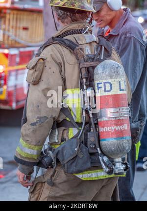 Los Angeles, CA, USA – 3 novembre 2022: Les pompiers de Los Angeles ont incendié une maison dans la rue Martel à Los Angeles, CA. Banque D'Images