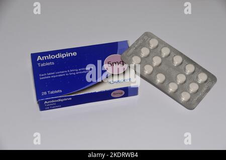 Une boîte de 28, 5mg comprimés d'amlodipine fabriqués par Crescent et prescrits pour traiter la haute pression sanguine (hypertension), Angleterre, Royaume-Uni. Banque D'Images