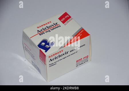 Une boîte de 35, 800mg comprimés d'Aciclovir fabriqués par Banbaxy médicament antiviral prescrit pour les infections par le virus de l'herpès Simplex, (Chickenpox & Shingles) Banque D'Images