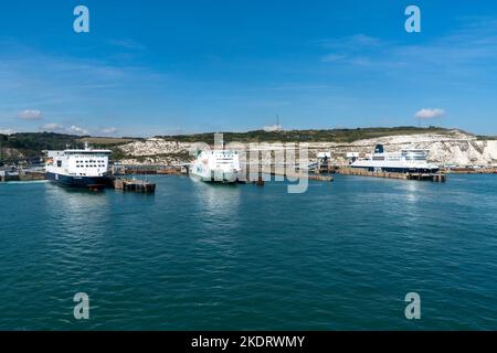 Douvres, Royaume-Uni - 11 septembre 2022 : ferries alignés dans le terminal de Douvres sur la Manche avec les falaises blanches de Douvres en t Banque D'Images