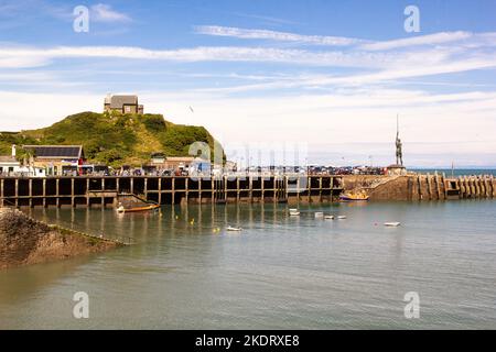 Vue sur Lantern Hill et la statue de Verity dans le port d'Ilfracombe, North Devon, Angleterre, Royaume-Uni Banque D'Images