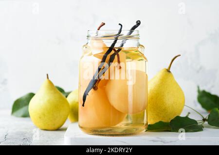 Compote de poire en conserve avec vanilline. Compote de poires. Délicieux compote de poires maison en boîte dans des pots en verre à la maison sur fond clair. Plats faits maison. SP Banque D'Images